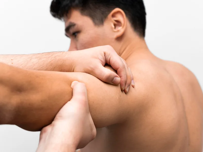 Bluebonnet Chiropractic treating shoulder pain in Denver
